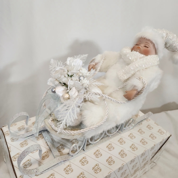 New Winter Baby in Sleigh From the Heritage Signature Collection - Picture 2 of 16